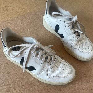 Veja V-10 White and Black Sneakers size 7 38